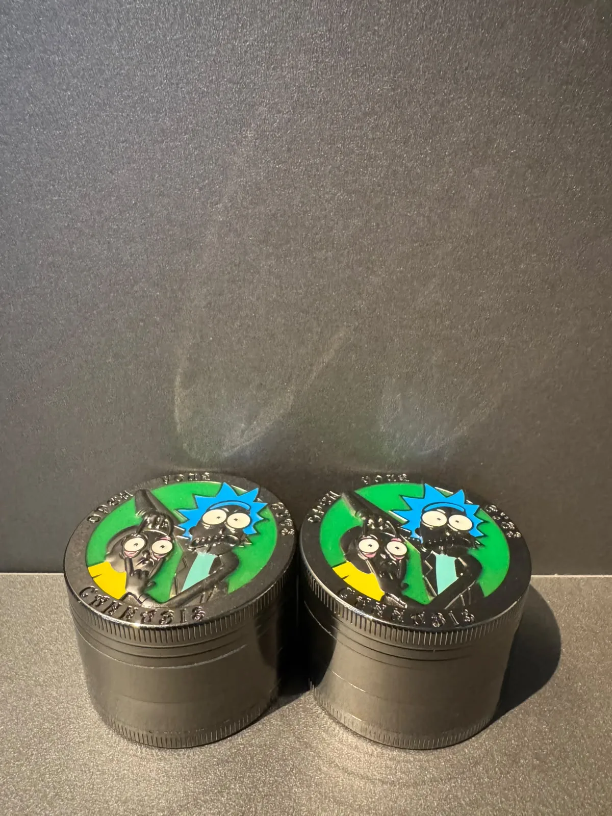 Dichavador de Metal Premium – Estampa Rick and Morty 🔹(Médio)