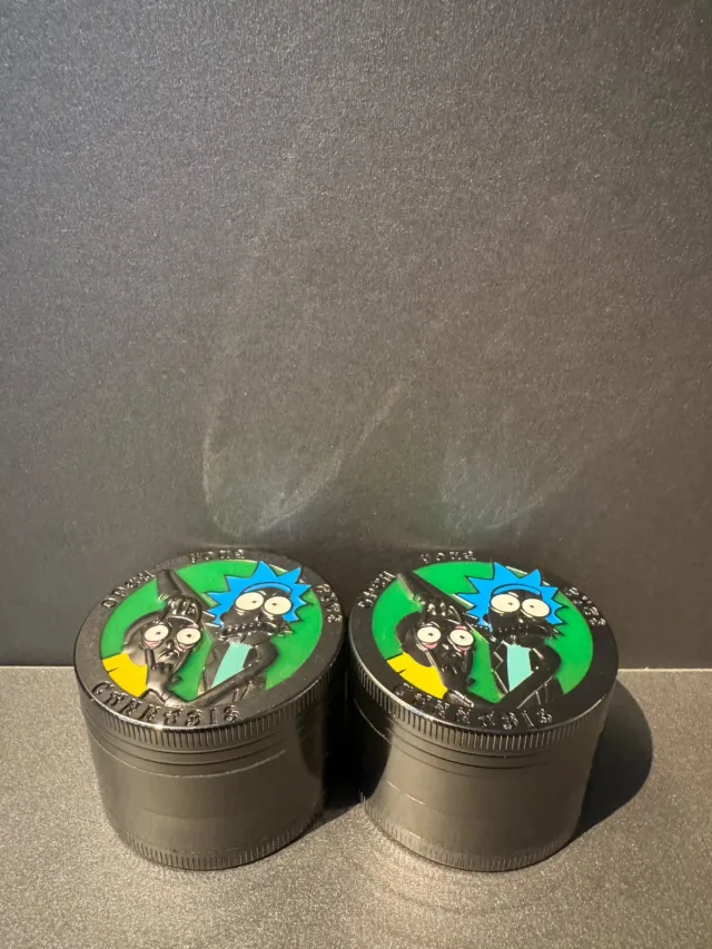 Dichavador de Metal Premium – Estampa Rick and Morty 🔹(Médio)