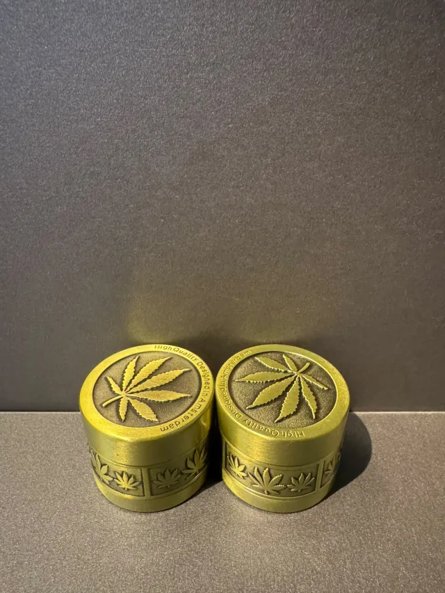 Dichavador de Metal Verde Militar – Folha 🔹(Pequeno)