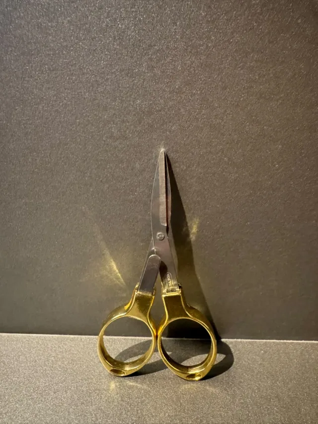 Tesoura Dobrável de Precisão – Dourada